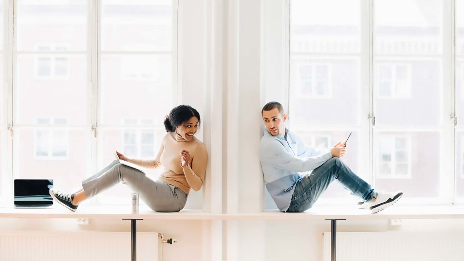 Ekonomer rygg mot rygg i fönster